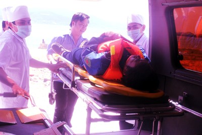 Các nạn nhân trong vụ tai nạn nhanh chóng được đưa vào bờ và vận chuyển bằng xe cứu thương của Trung tâm cấp cứu 115 Khánh Hòa.